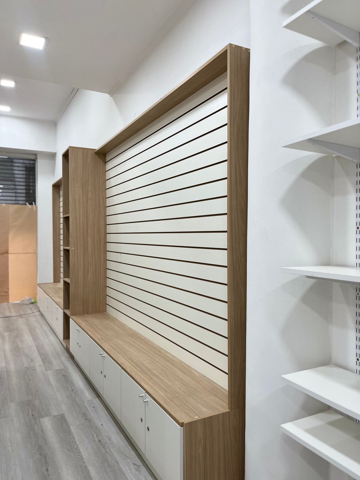 Mostrador y mobiliario comercial con panel de listones