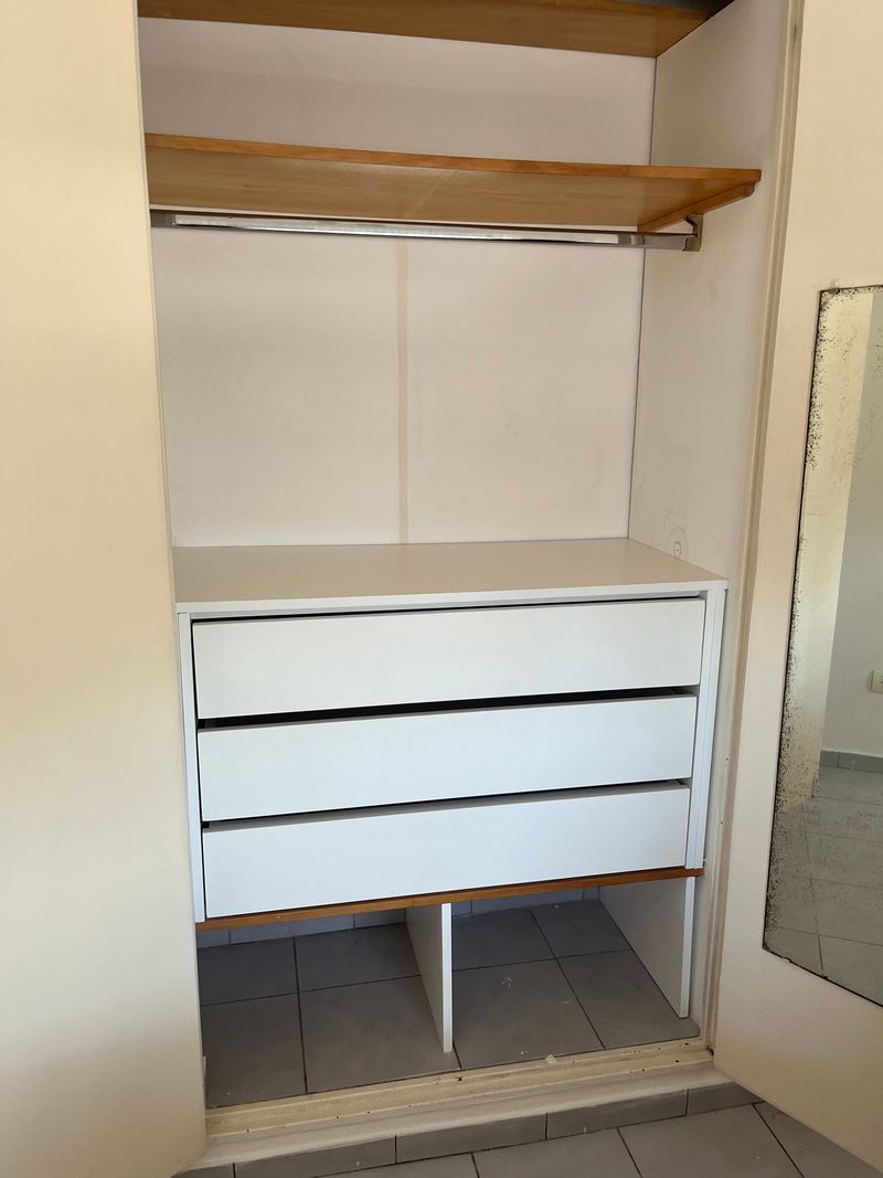 Interior de vestidor con cajonera