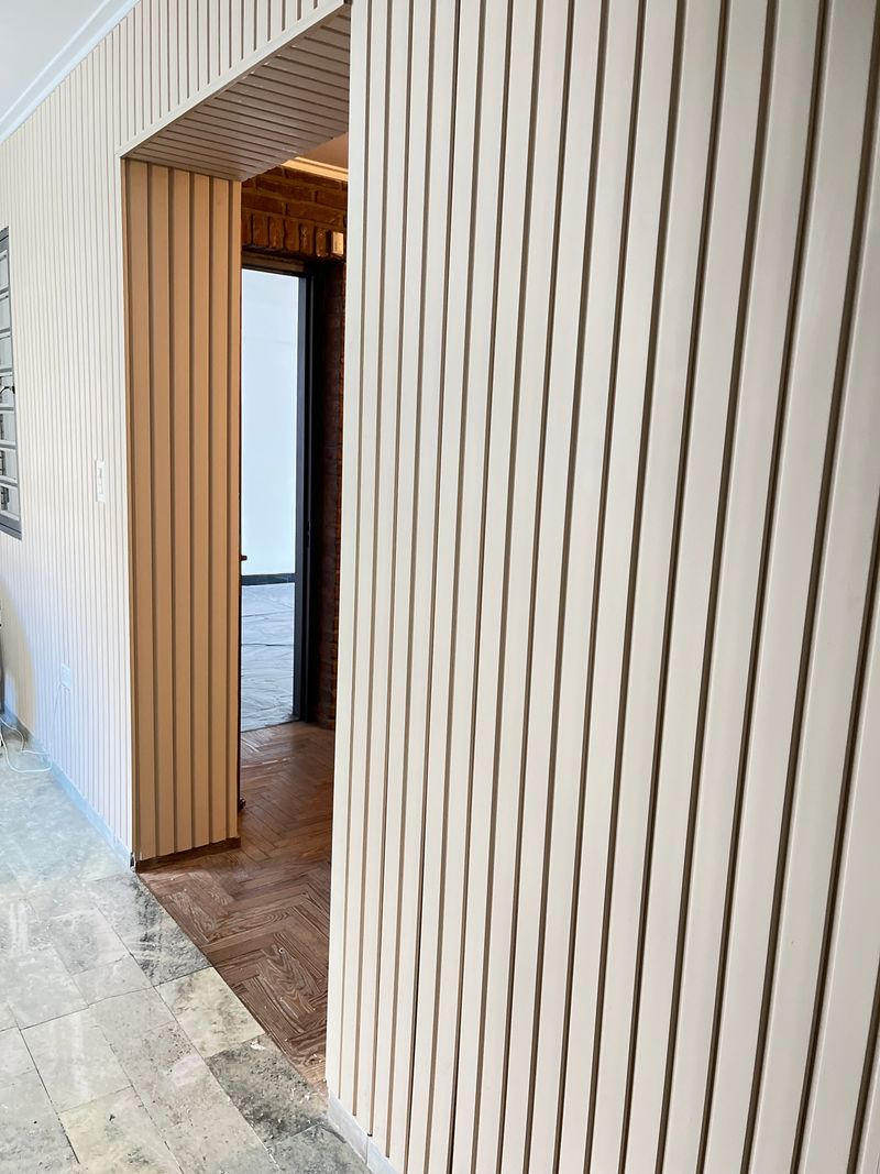 Biblioteca y estantería en madera